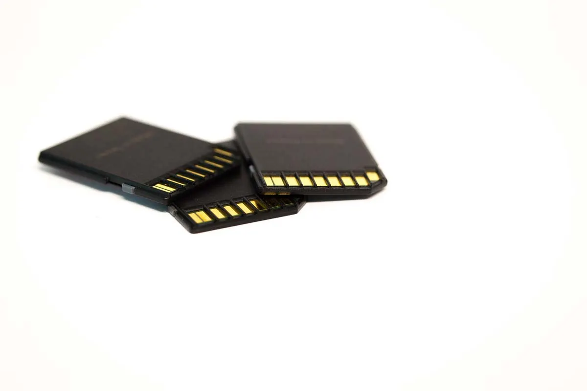 Memory cards: CF or SD? Storage of continuous shooting and RAW images