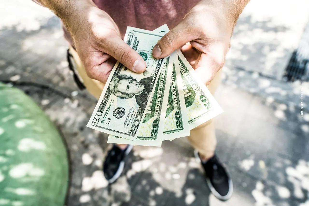 Investment call money: Rising deposits with falling interest rates