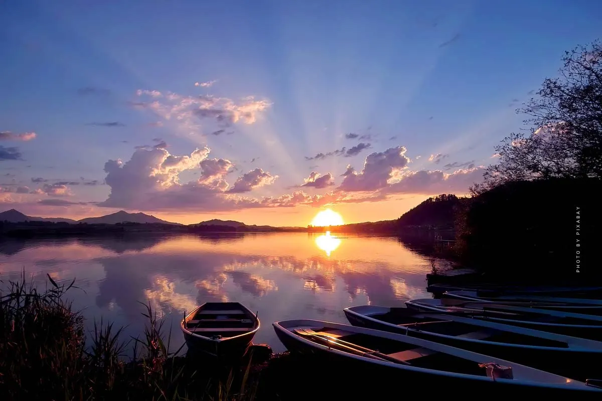 Holidays at Lake Hopfen: Fresh air at the mountain lake - Hotels, Camping & Co. in Bavaria