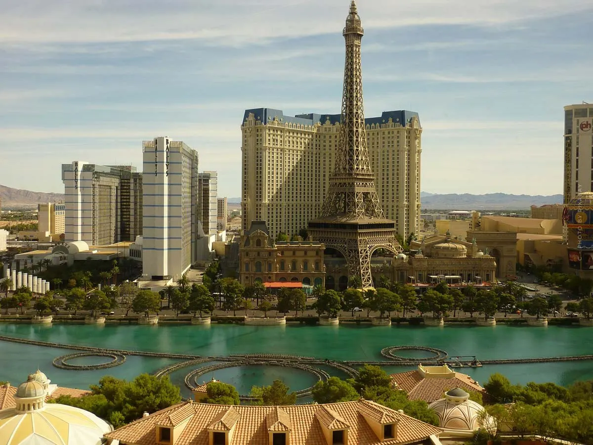 Moving Las Vegas: Most Popular Places to Live, Housing Options & Recreational Activities