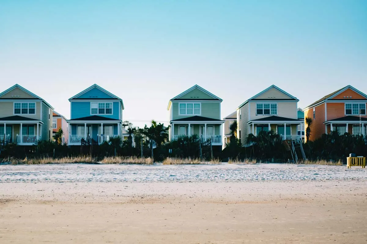 Beach house: features, renting, buying or building and advantages & disadvantages of an investment