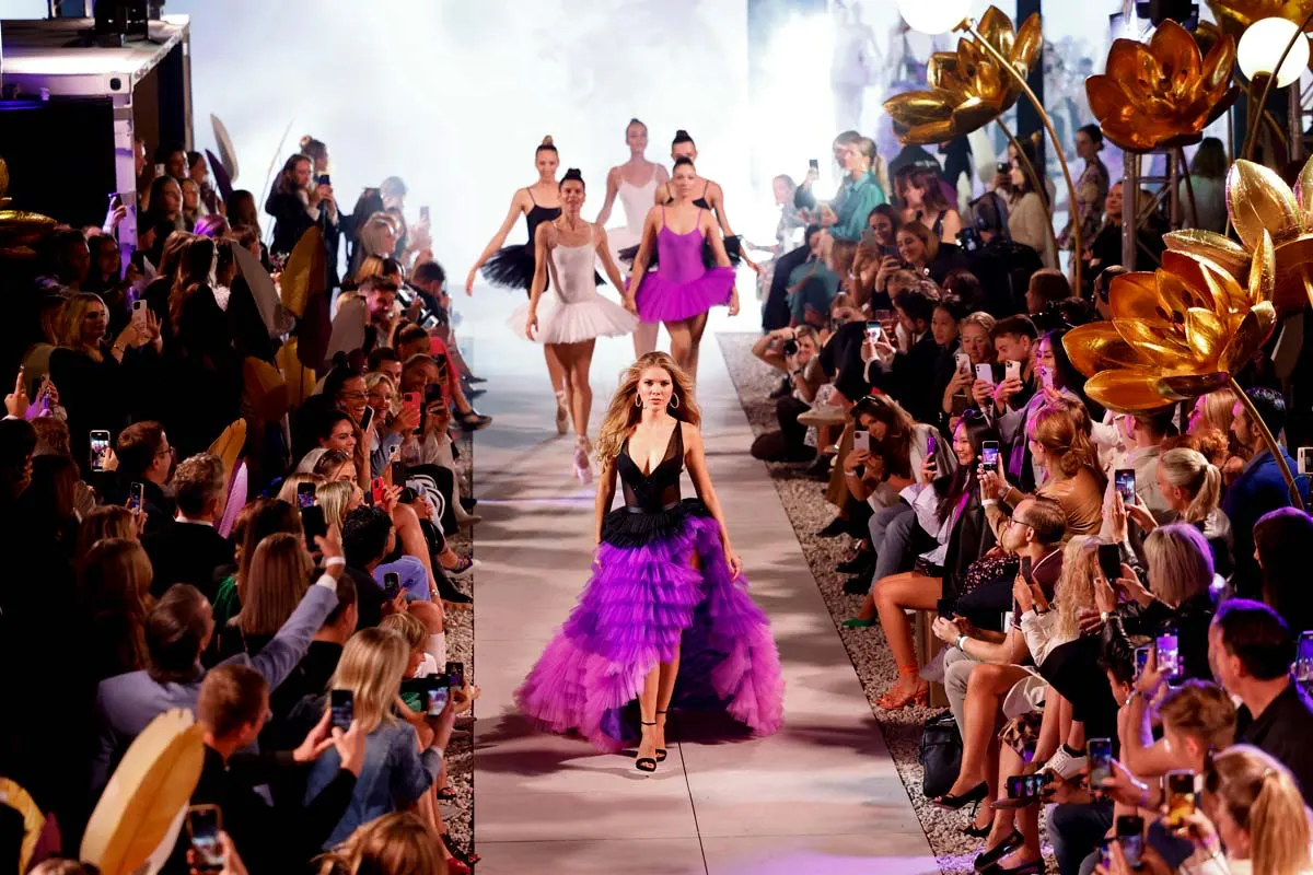 Lascana: pink underwear and a gorgeous evening dress - Berlin Fashion Week