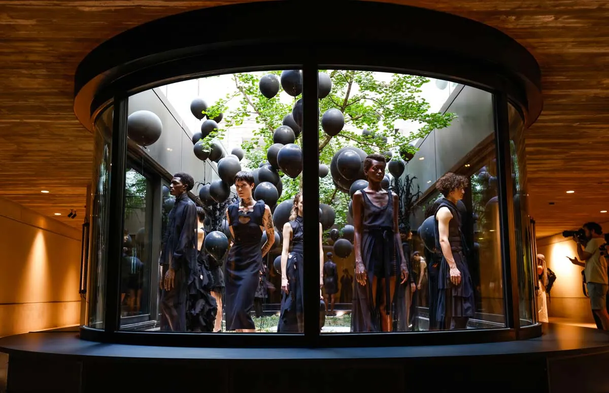 Esther Perbandt fashion show: "Black is colorful" Philosophy & gender non-conforming fashion - FW 2023 Summer