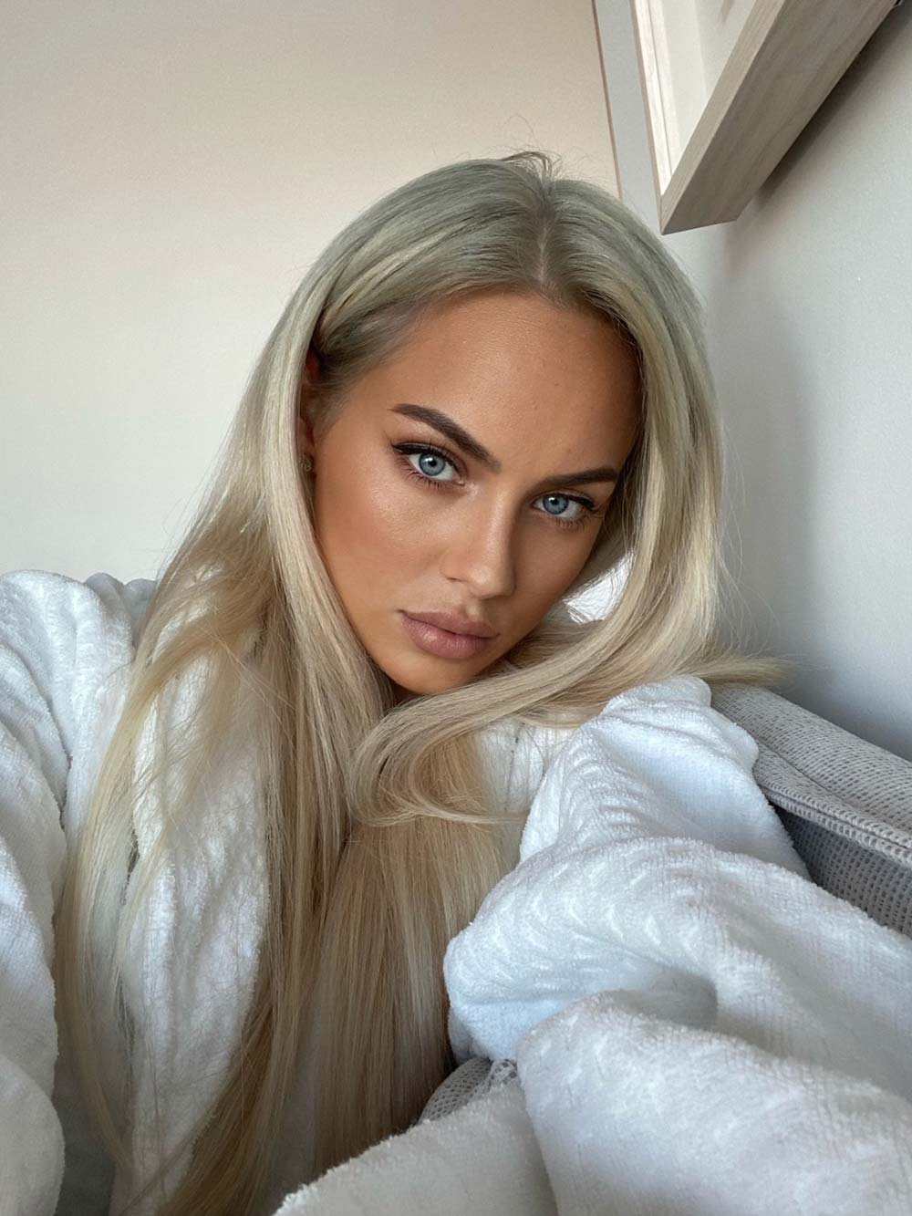 Kasia Lenhardt at Home – GNTM Topmodel Cozy Home Story