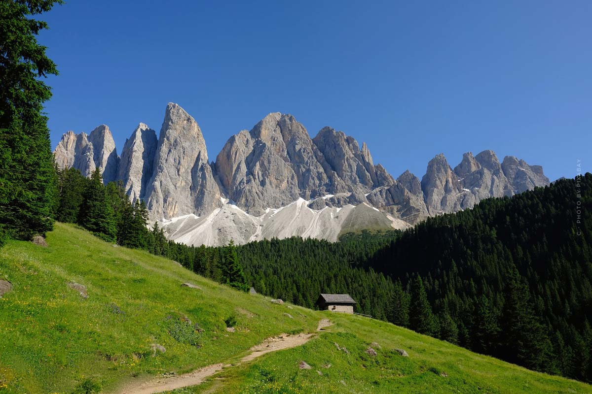 Hiking trail to the Höllentalangerhütte with mountain panorama