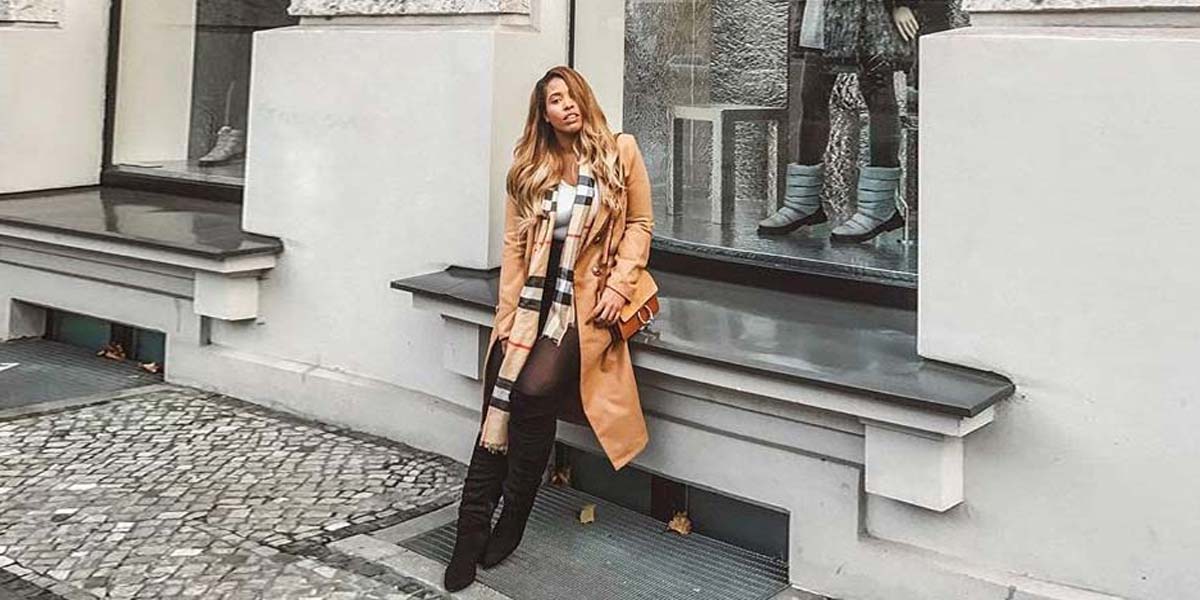 chiaracoco-culturewithcoco-fashion-blogger-influencer-mantel-schal-burberry-strasse-stiefel.-titelbild