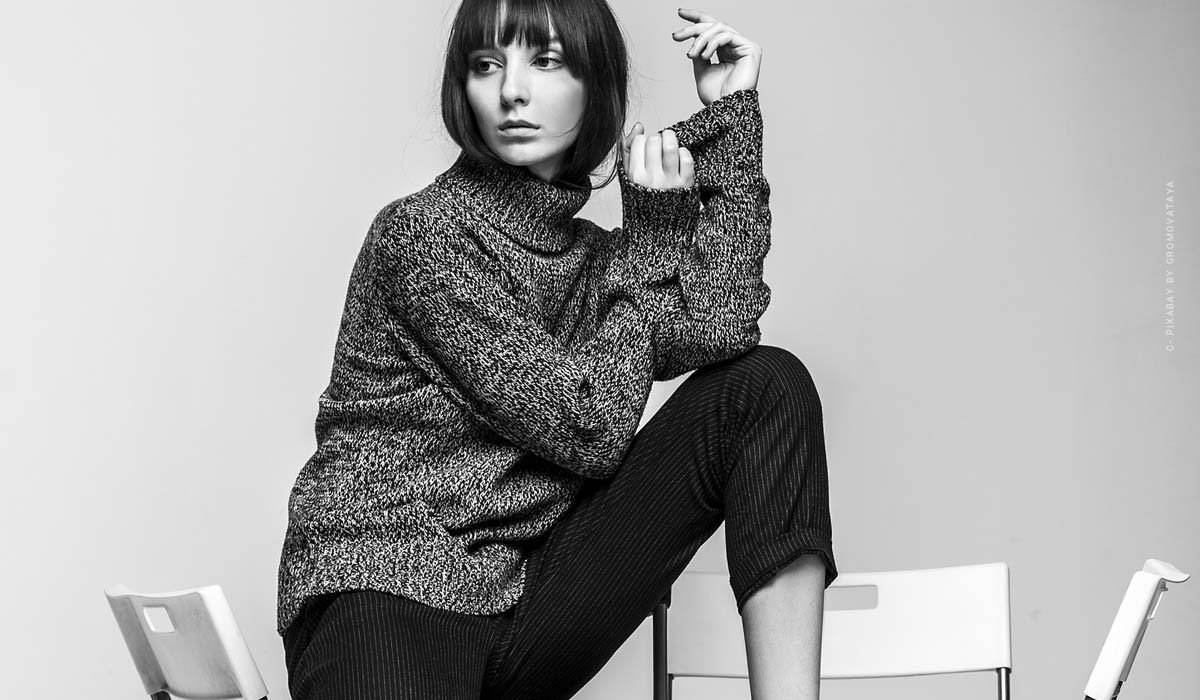 Internship at a model agency?! Experience with CM Models model-schwarz-weiss-pullover-stuhl-fotostudio-mode