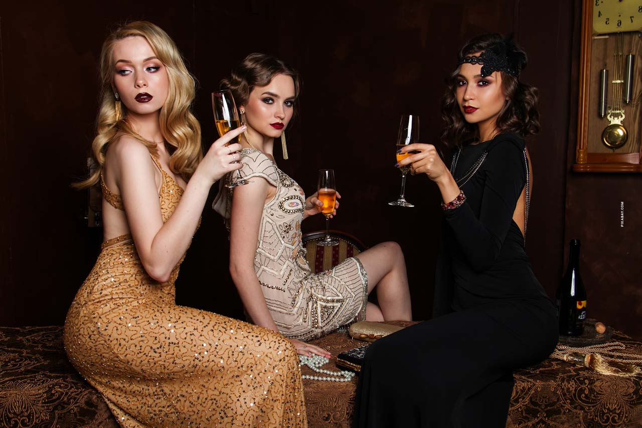 models-champagner-party-luxus-teuer-kleider-abendgarderobe-oper-make-up-vintage