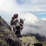 urlaub-tiere-hund-katze-tipps-reise-single-reise-husky-berge-wolken-klettern-wandern-was-machen-frau-hundebesitzerin