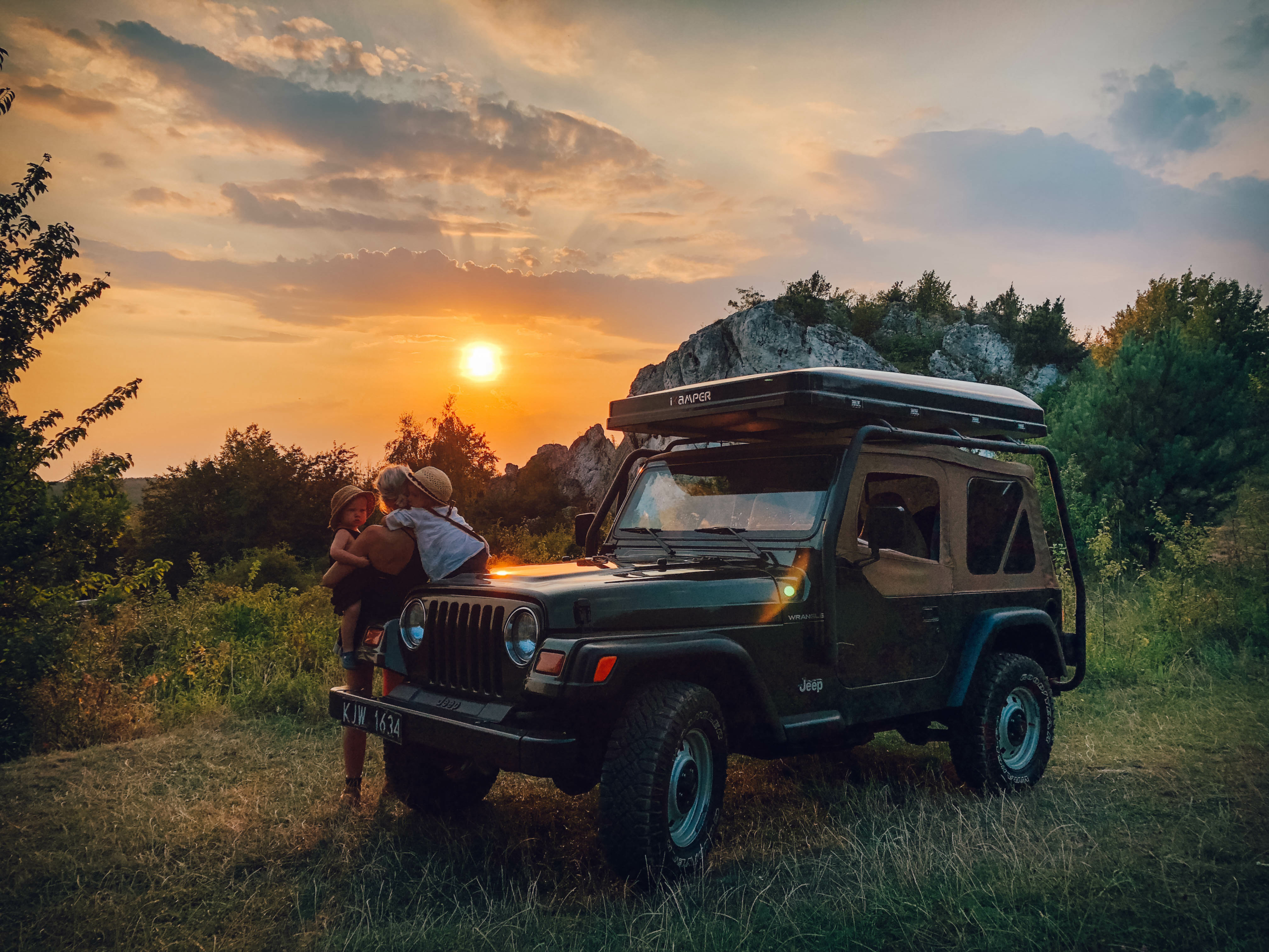 Camping-Dachzelt-Outdoor-Offroad-Abenteuer-Sonnenuntergang-Familie-Kinder-Urlaub-Reisen