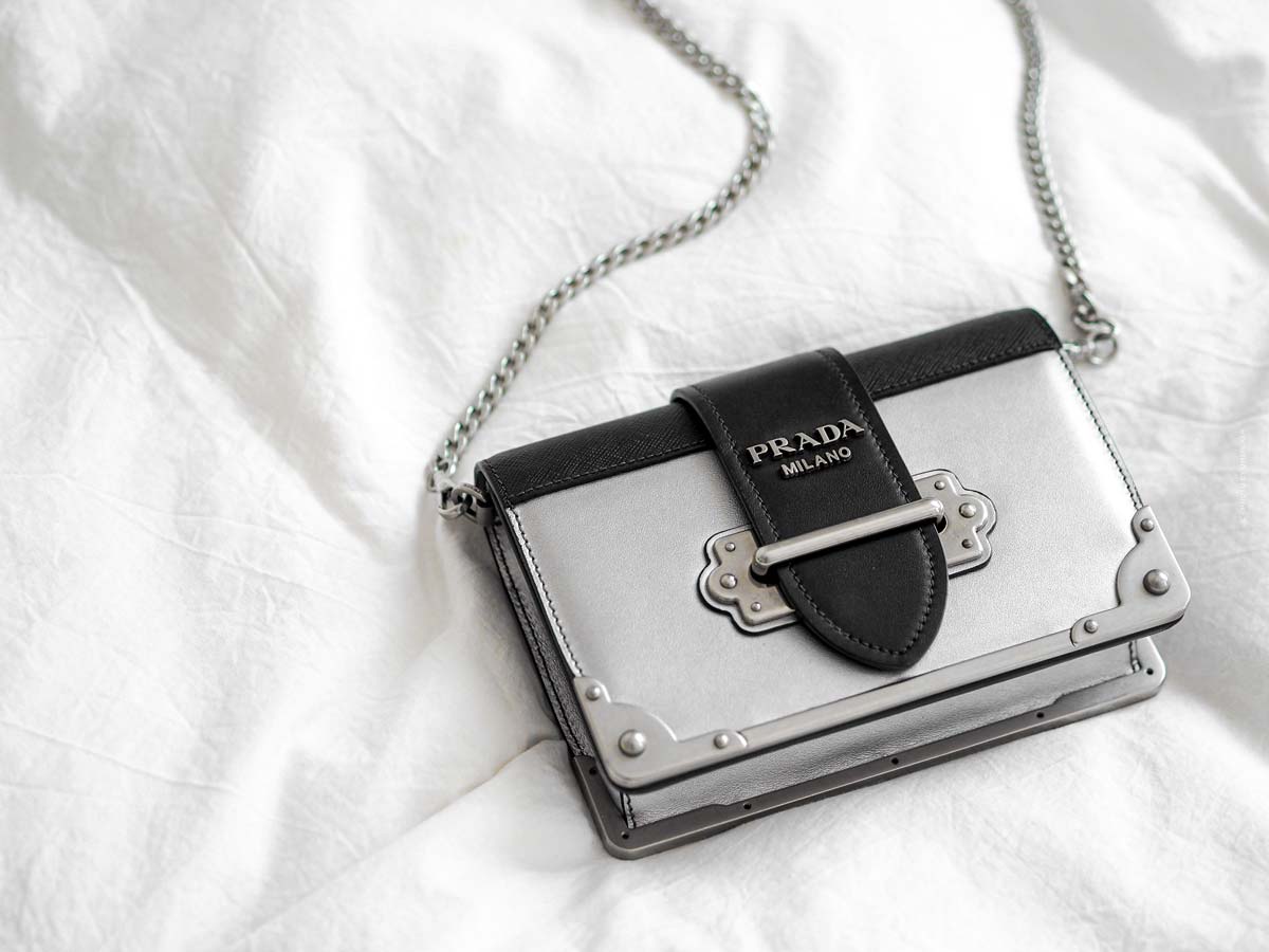 prada-mode-tasche-weiss-luxus-handtasche-schwarz-metall-leder-silber-clutsch