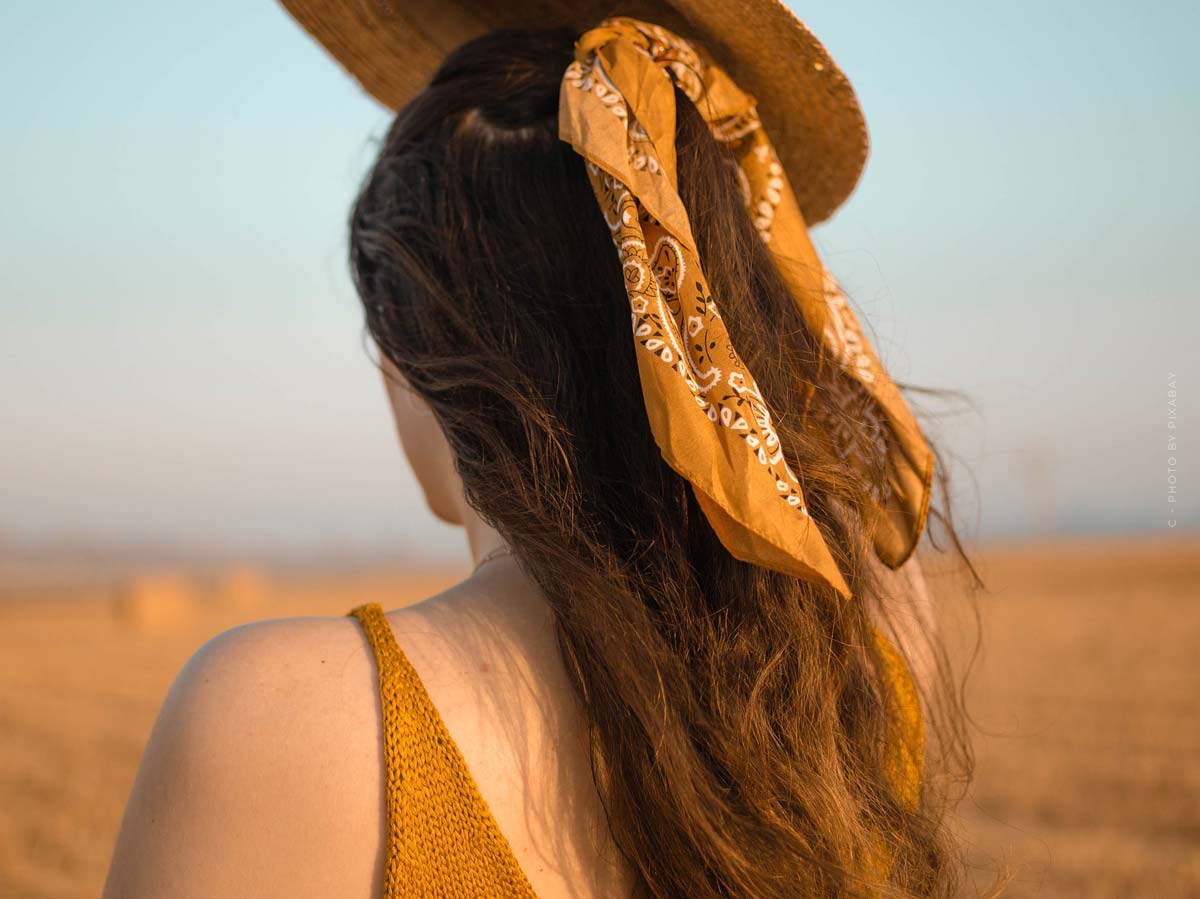 bella-hadid-supermodel-braune-haare-landschaft-haarband-hut-gelb