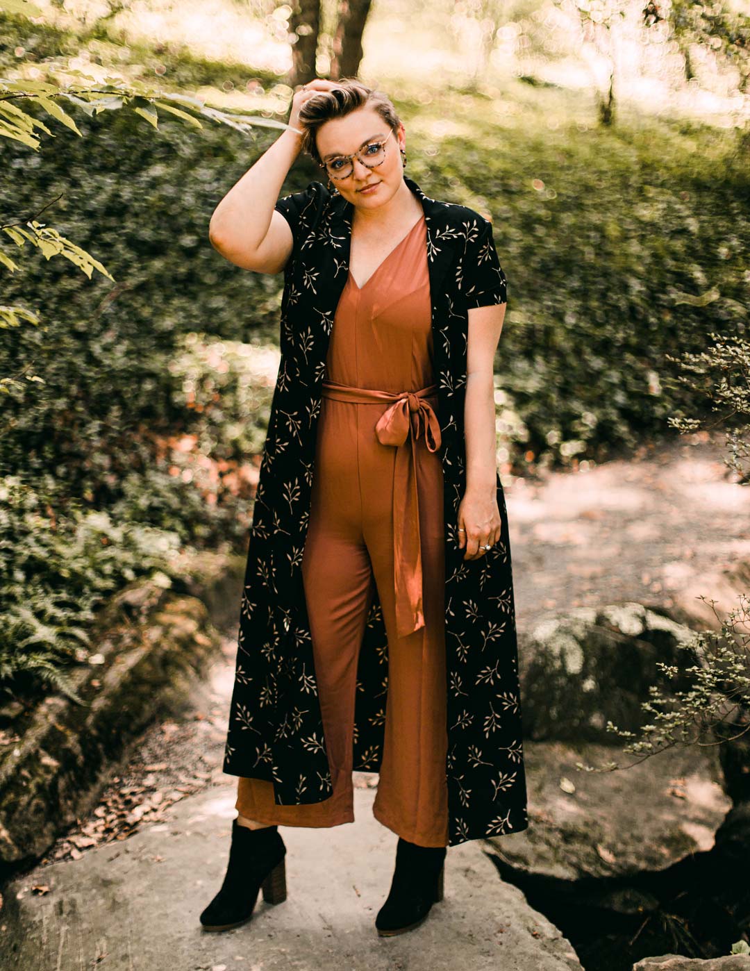 grundregeln-plus-size-tipps-betonen-kaschieren-junge-mode-fashion-frau-hosenanzug-jumpsuit-kurz-Haar