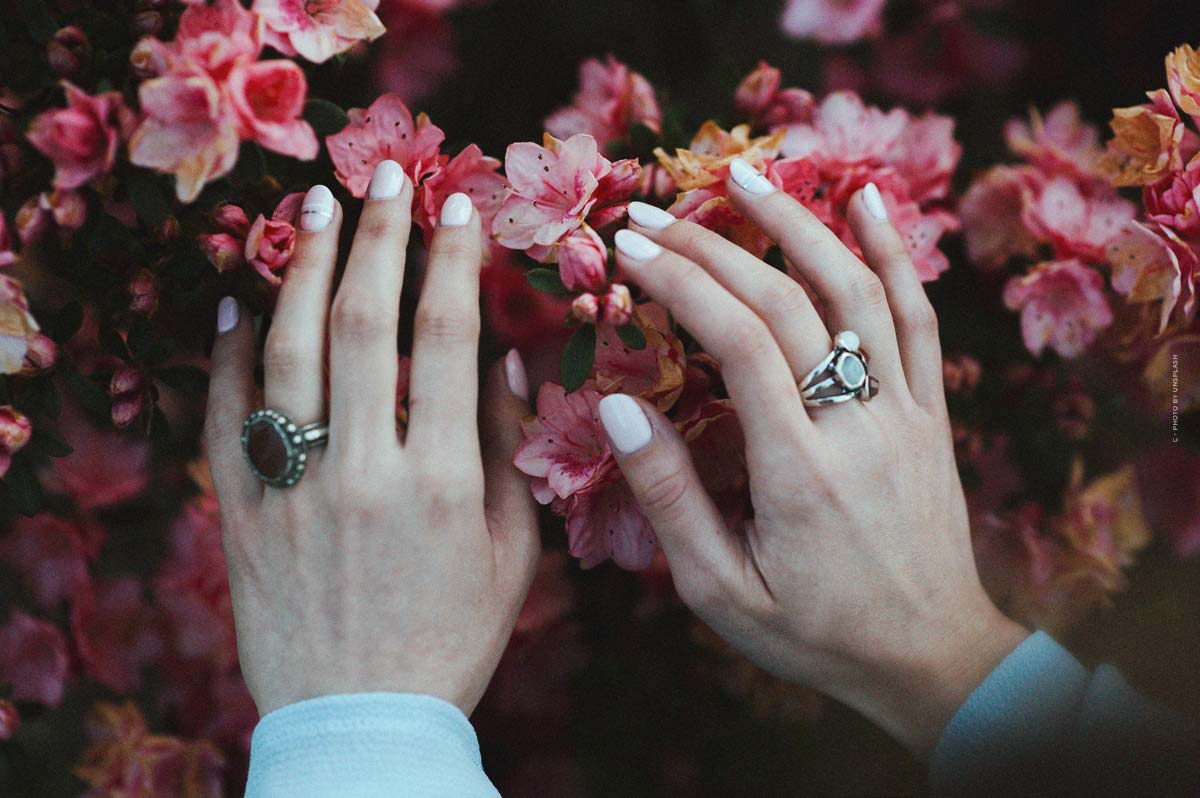 schmuck-finger-haende-ringe-naegel-blumen-pink-gelb