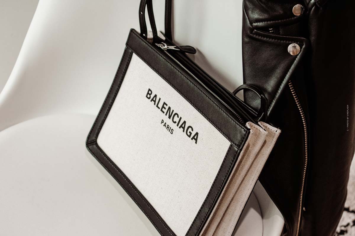 balenciaga-taschen-handtasche-leder-logo-schrift-reissverschluss-schwarz-weiss-henkel