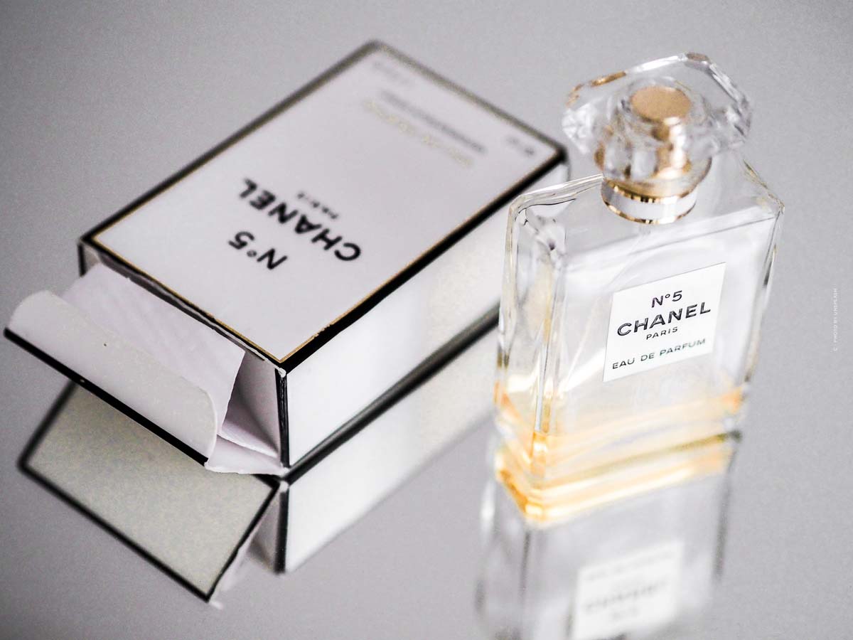 chanel-parfum-parfuem-duft-damen-no-5-flakon-glas