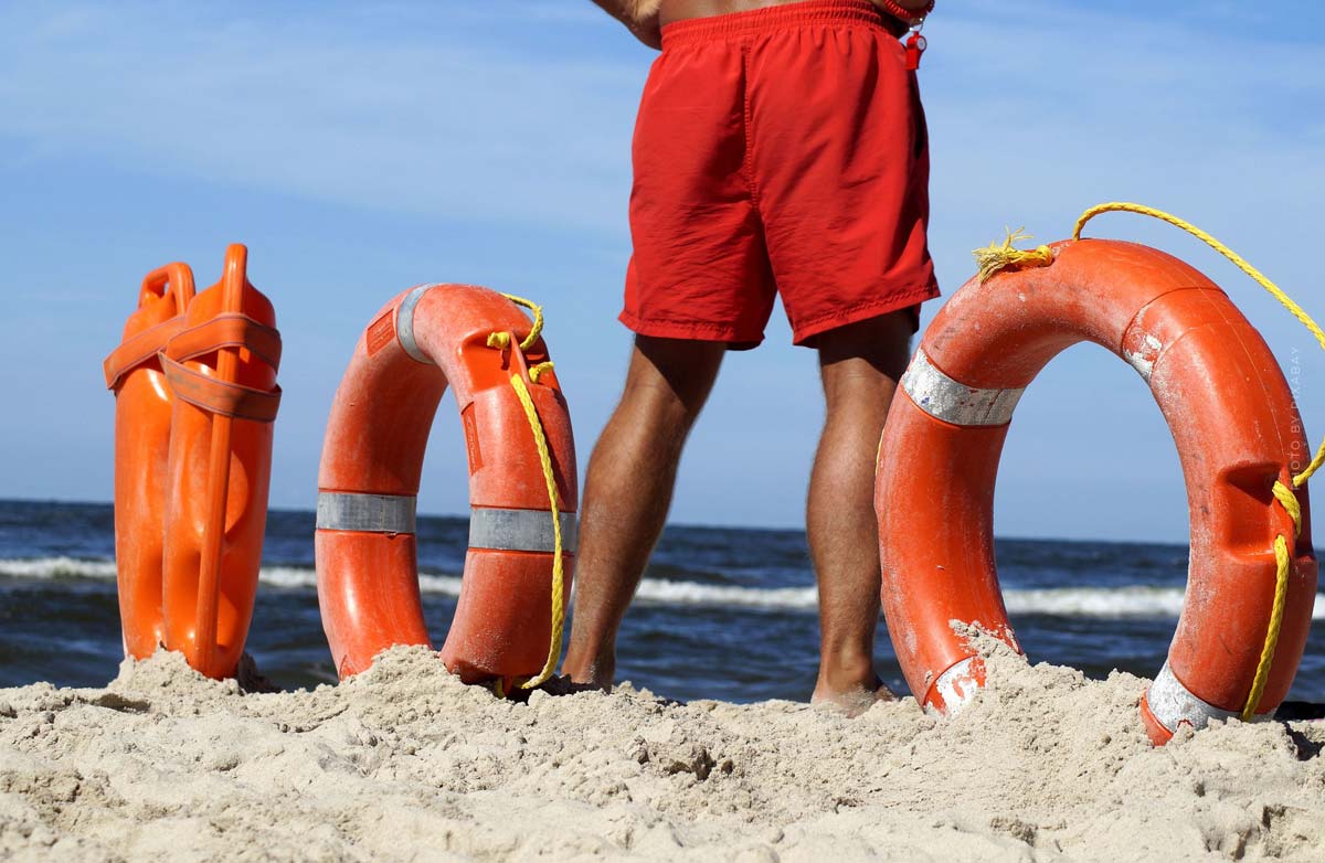 david-hasselhoff-baywatch-lifeguard-schauspieler-strand-orange-blau-rettungsreifen