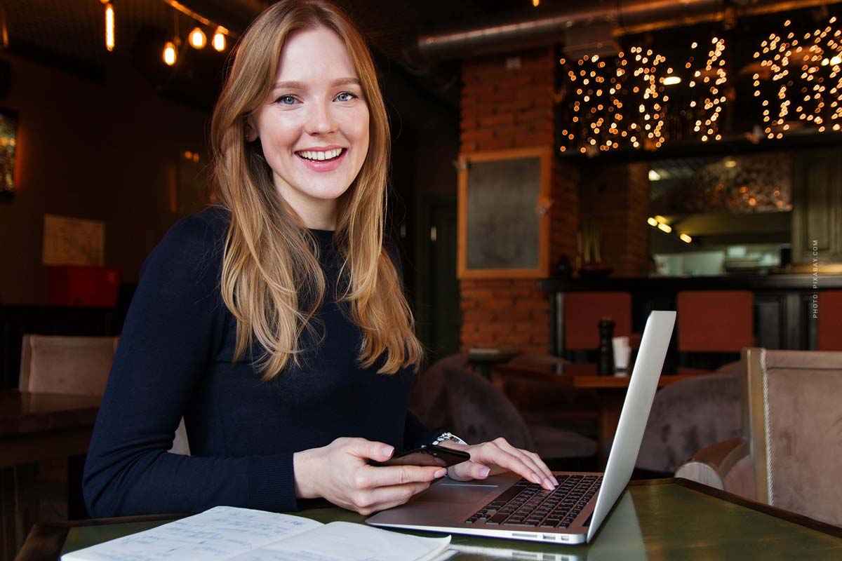 geld-verdienen-internet-junge-frau-bar-restaurant-to-go-online-handel-beispiel-lernen-website-bauen