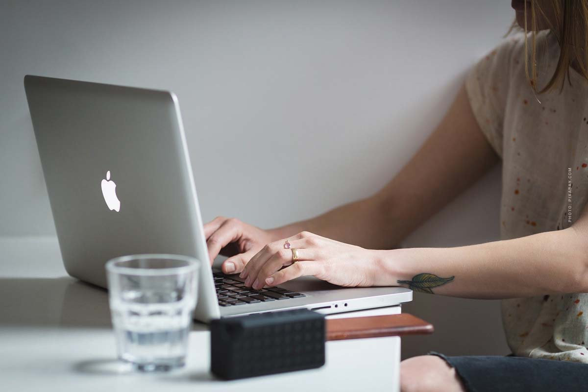 steuerlast-senken-selbstständiger-betriebsausgaben-arten-tipps-ratgeber-finanzen-arbeit-unternehmer-frau-laptop-tisch