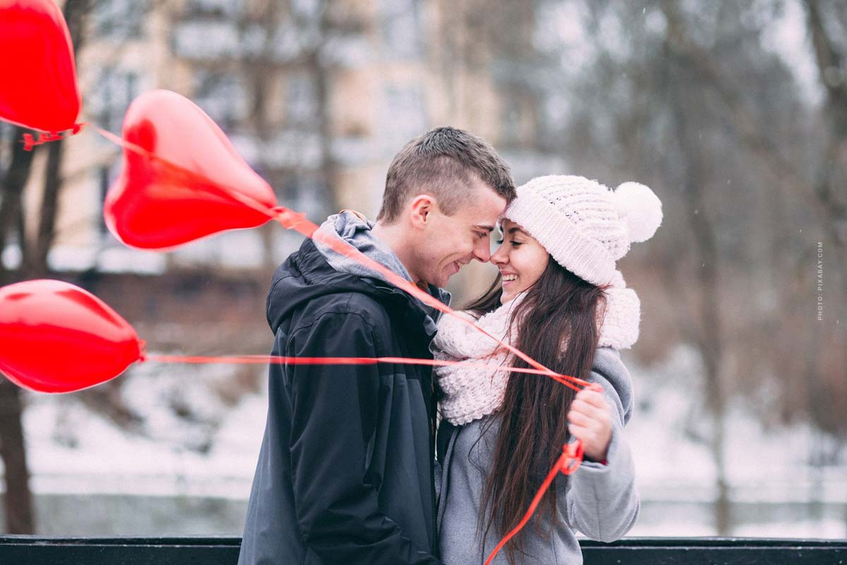 date-paar-liebe-valentinstag-ausgehen-schnee-winter-kuss-herz