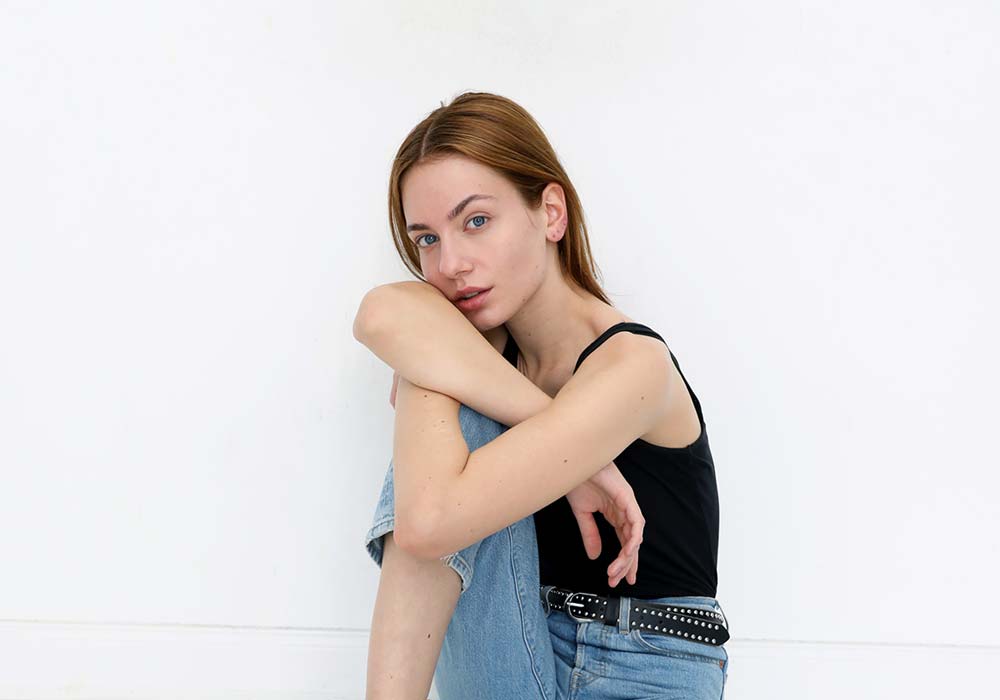 vivian-cole-model-gntm-frau-glatte-haare-shooting-pose-top-jeans-gürtel