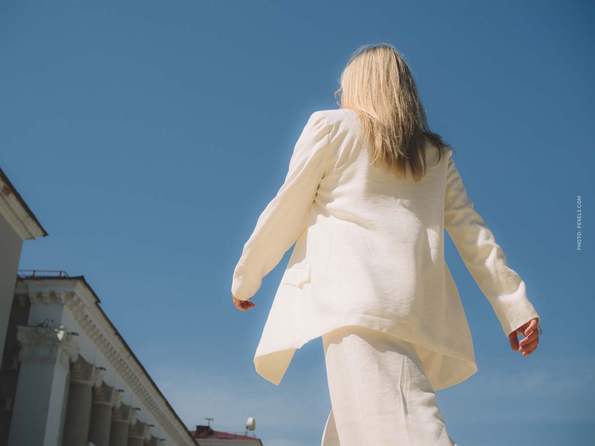 milan-fashion-week-emporio-armani-fashion-show-new-spring-summer-collection-blond-woman-in-a-white-suit