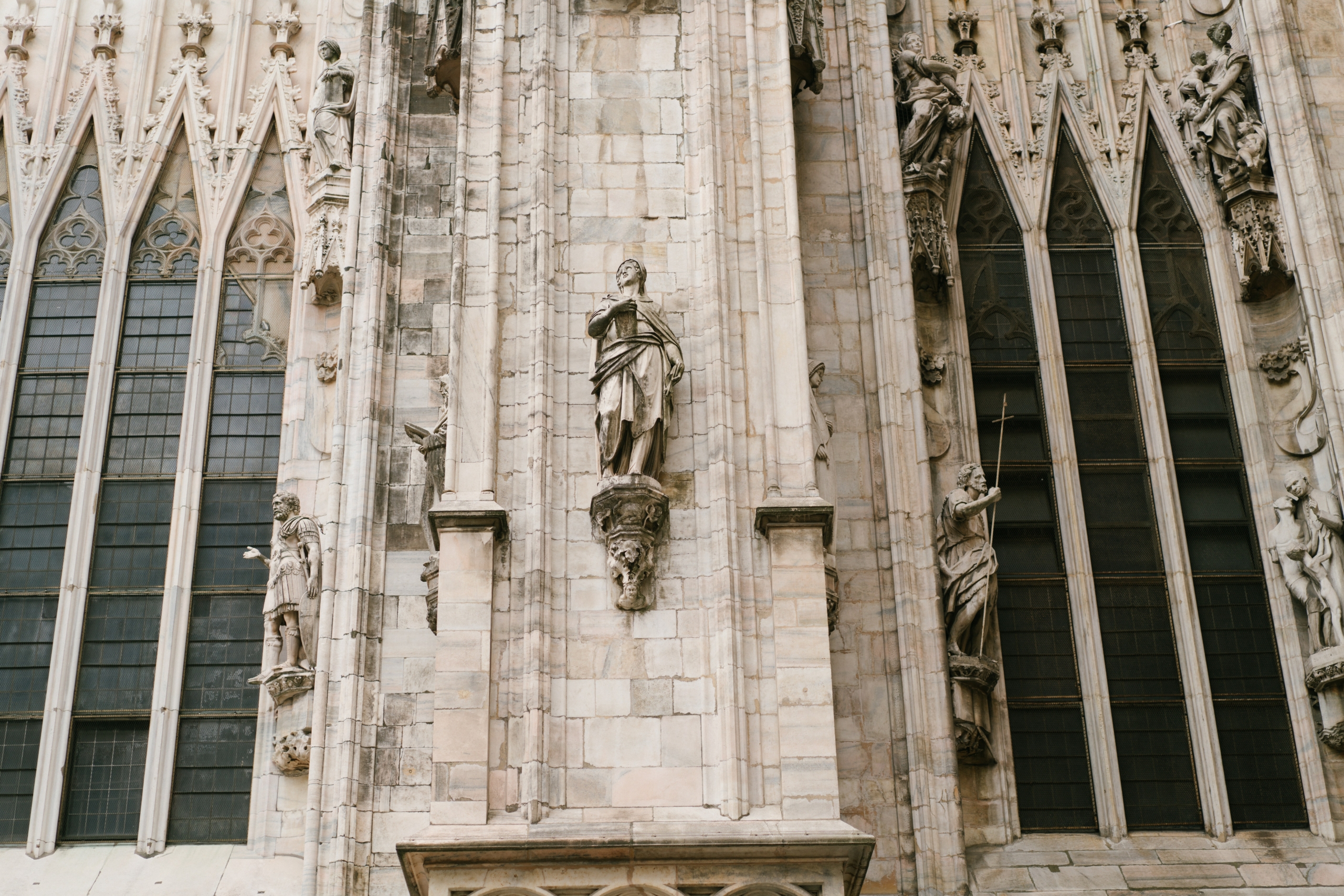 versace-milan-italy-building-fashion-week-windows-statue