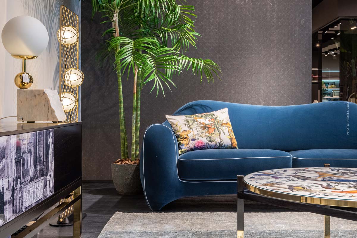 wohnung-richtig-einrichten-wohnzimmer-ideen-inspiration-möbel-dekoration-beleuchtung-sofa-couch-pflanze-tisch-licht-fernseher
