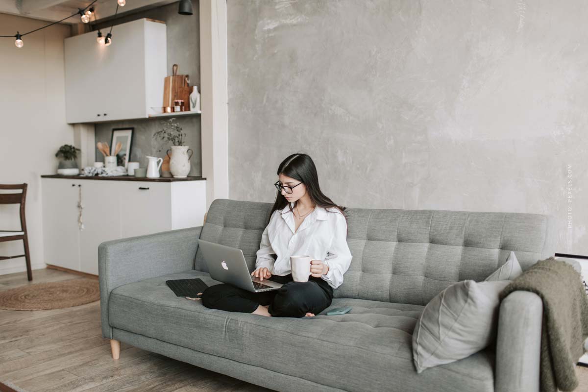 einrichtung-neue-trends-wohnzimmer-sofa-frau-checkt-modelle-marken-big-xxl-sofa